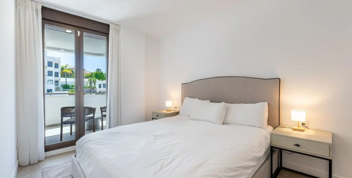 Venta de apartamento en planta media en Estepona 13