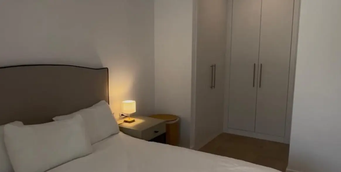 Venta de apartamento en planta media en Estepona 14