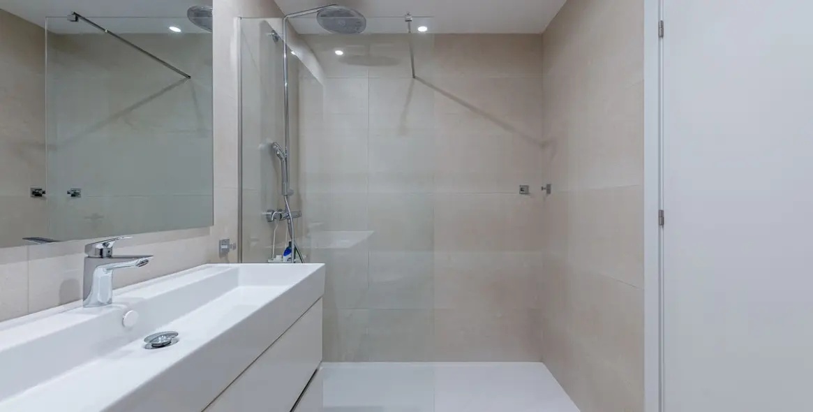 Venta de apartamento en planta media en Estepona 16