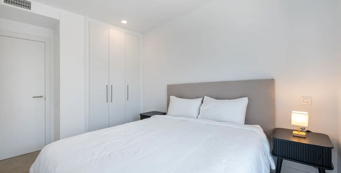 Venta de apartamento en planta media en Estepona 17