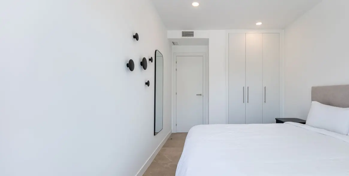 Venta de apartamento en planta media en Estepona 18