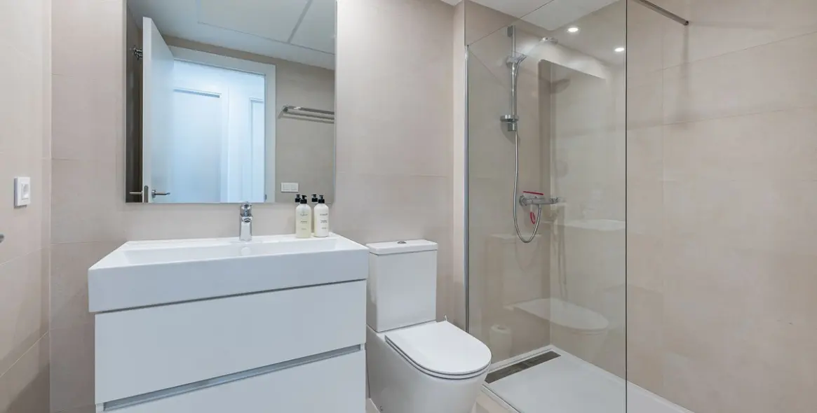 Venta de apartamento en planta media en Estepona 19