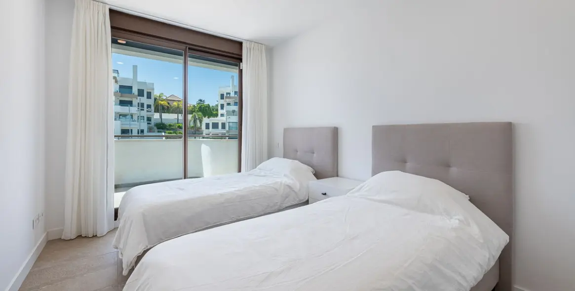 Venta de apartamento en planta media en Estepona 20