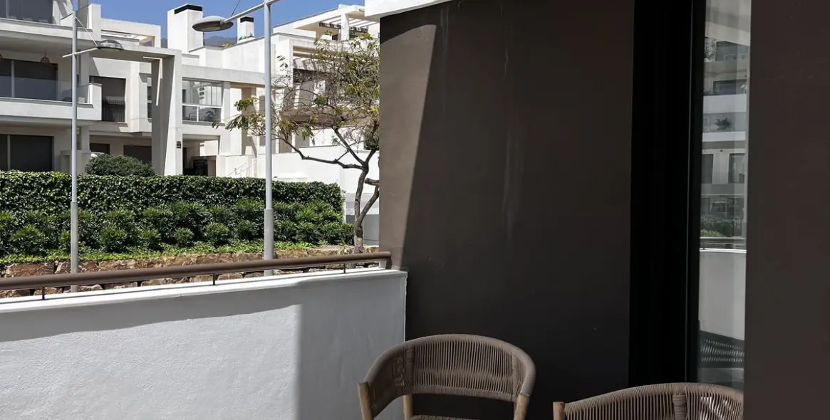 Venta de apartamento en planta media en Estepona 24