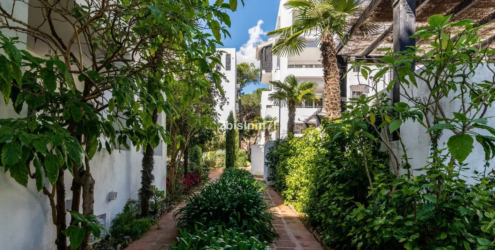 Sale of penthouse in Elviria 26