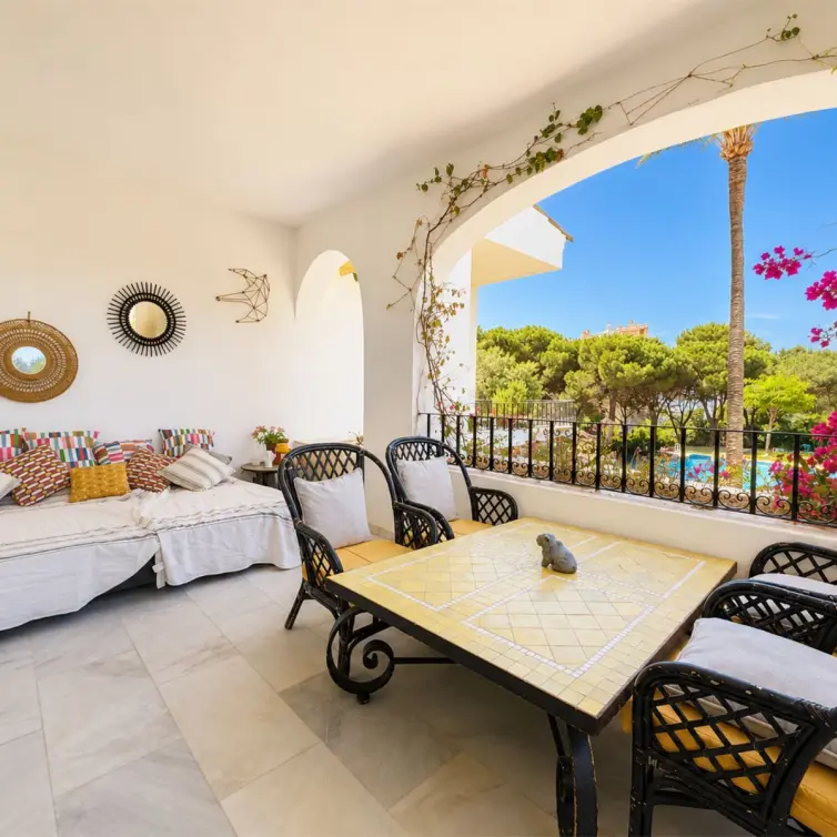 Sale of middle floor apartment in Puerto de Cabopino