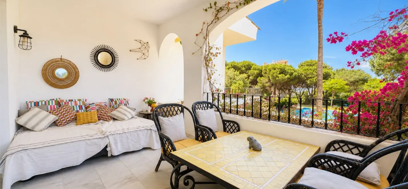 Sale of middle floor apartment in Puerto de Cabopino 0