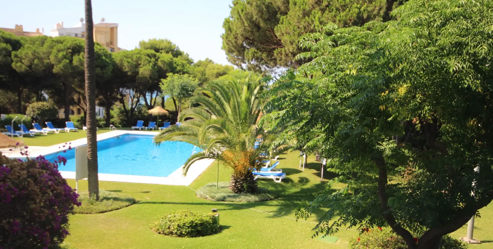 Sale of middle floor apartment in Puerto de Cabopino 2