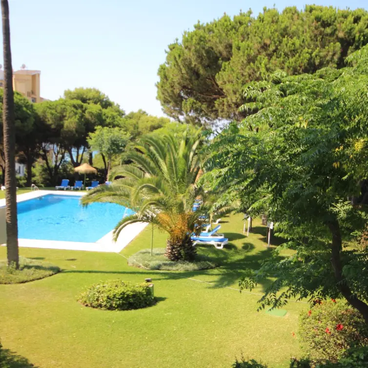 Sale of middle floor apartment in Puerto de Cabopino