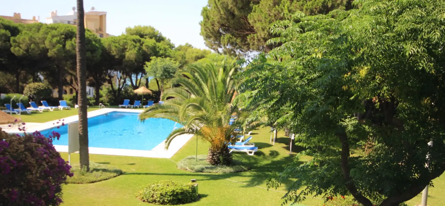 Sale of middle floor apartment in Puerto de Cabopino 1