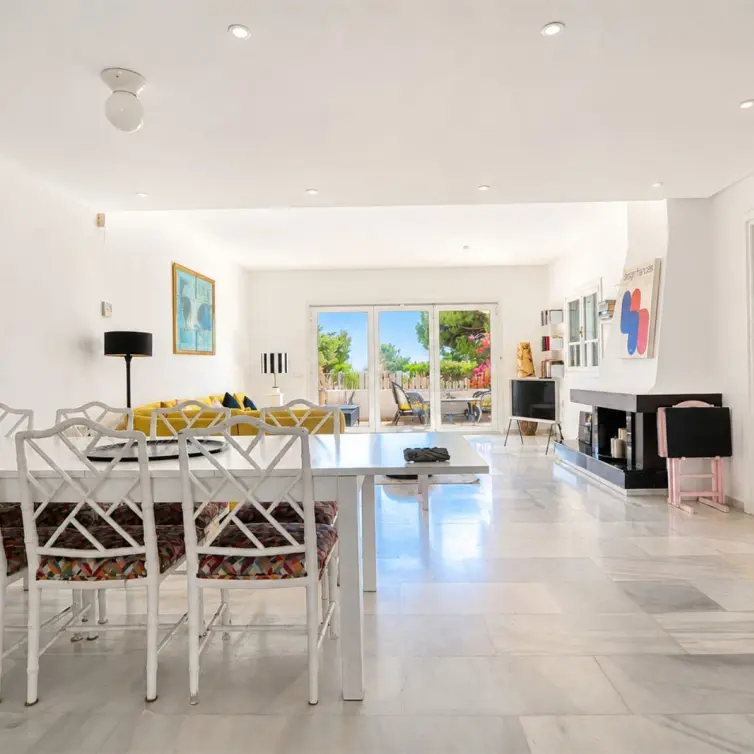 Sale of middle floor apartment in Puerto de Cabopino