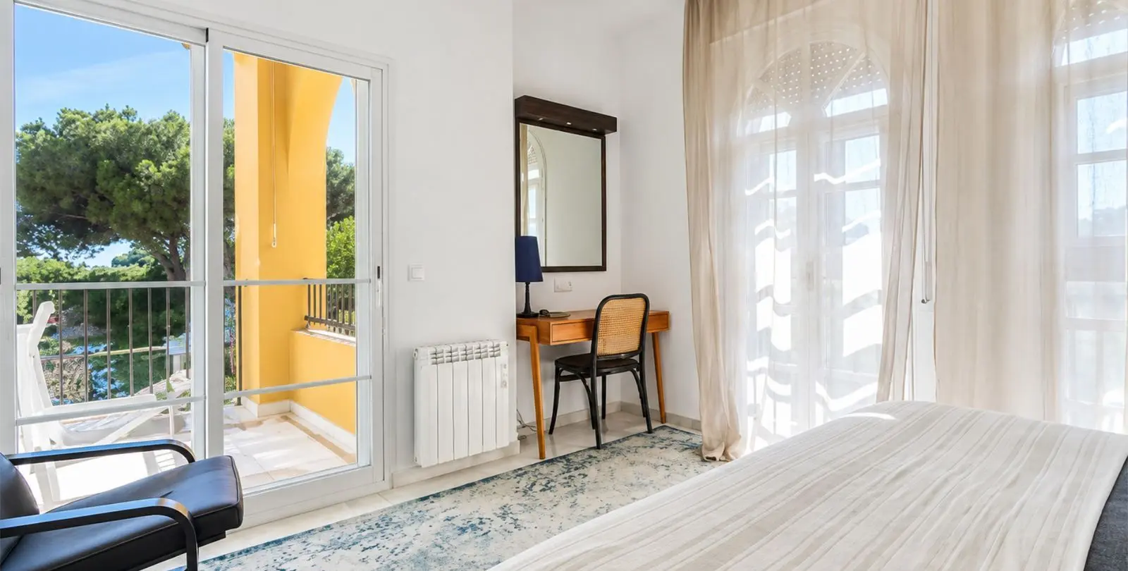 Sale of middle floor apartment in Puerto de Cabopino 5