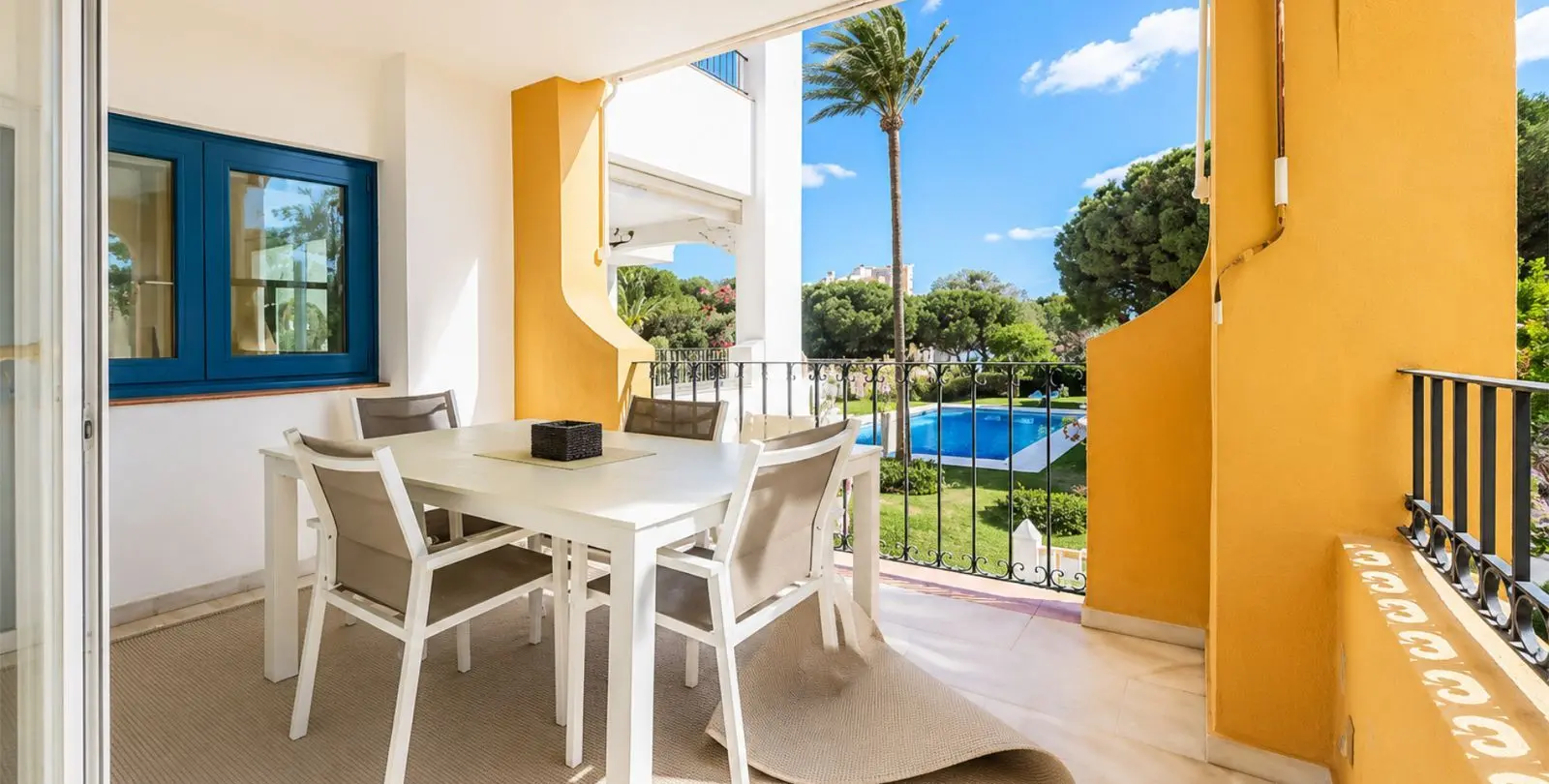 Sale of middle floor apartment in Puerto de Cabopino 8