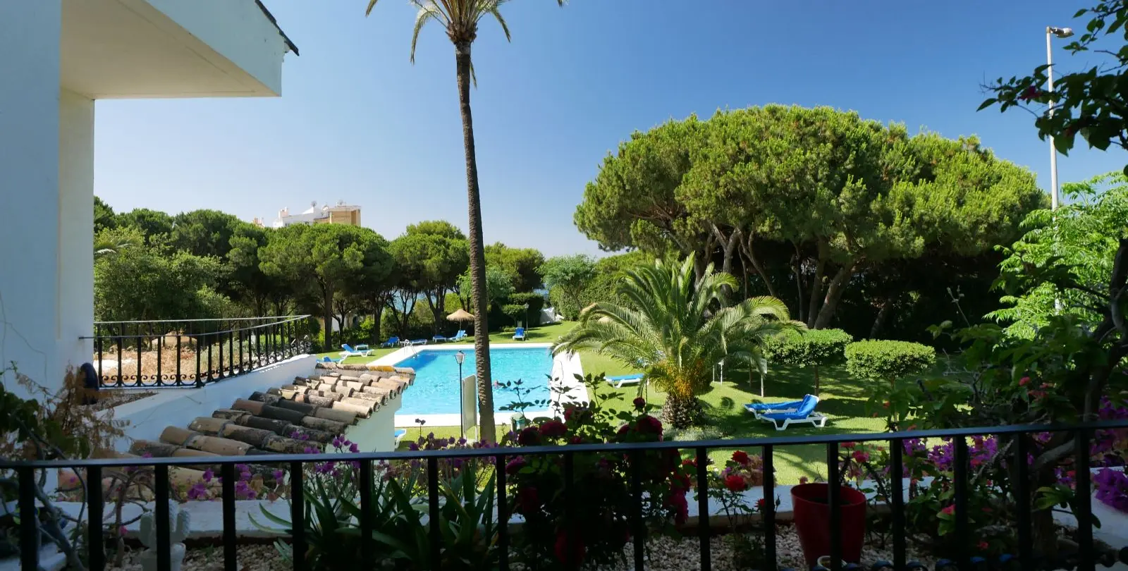 Sale of middle floor apartment in Puerto de Cabopino 10