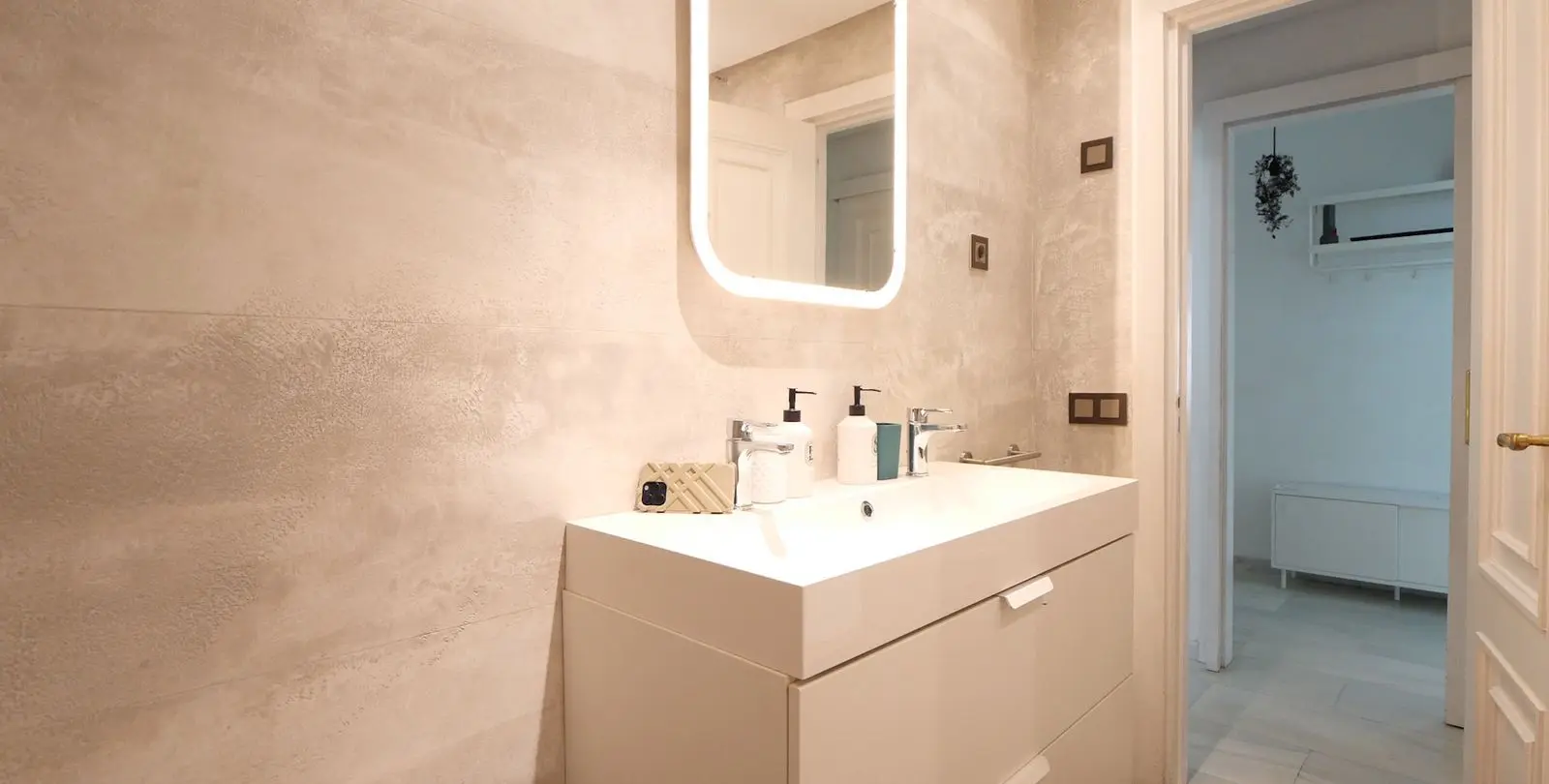 Sale of middle floor apartment in Puerto de Cabopino 11