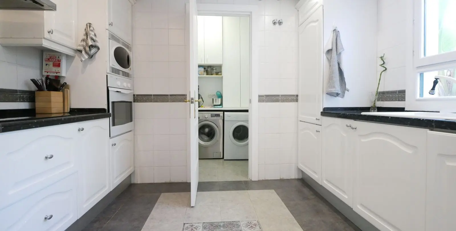 Sale of middle floor apartment in Puerto de Cabopino 14