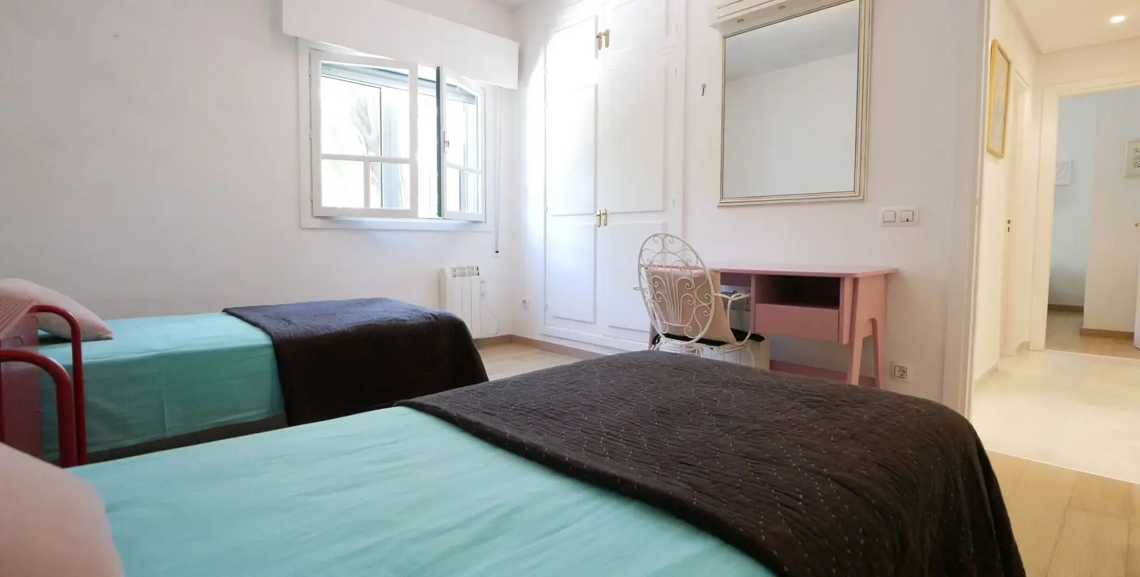 Sale of middle floor apartment in Puerto de Cabopino 17