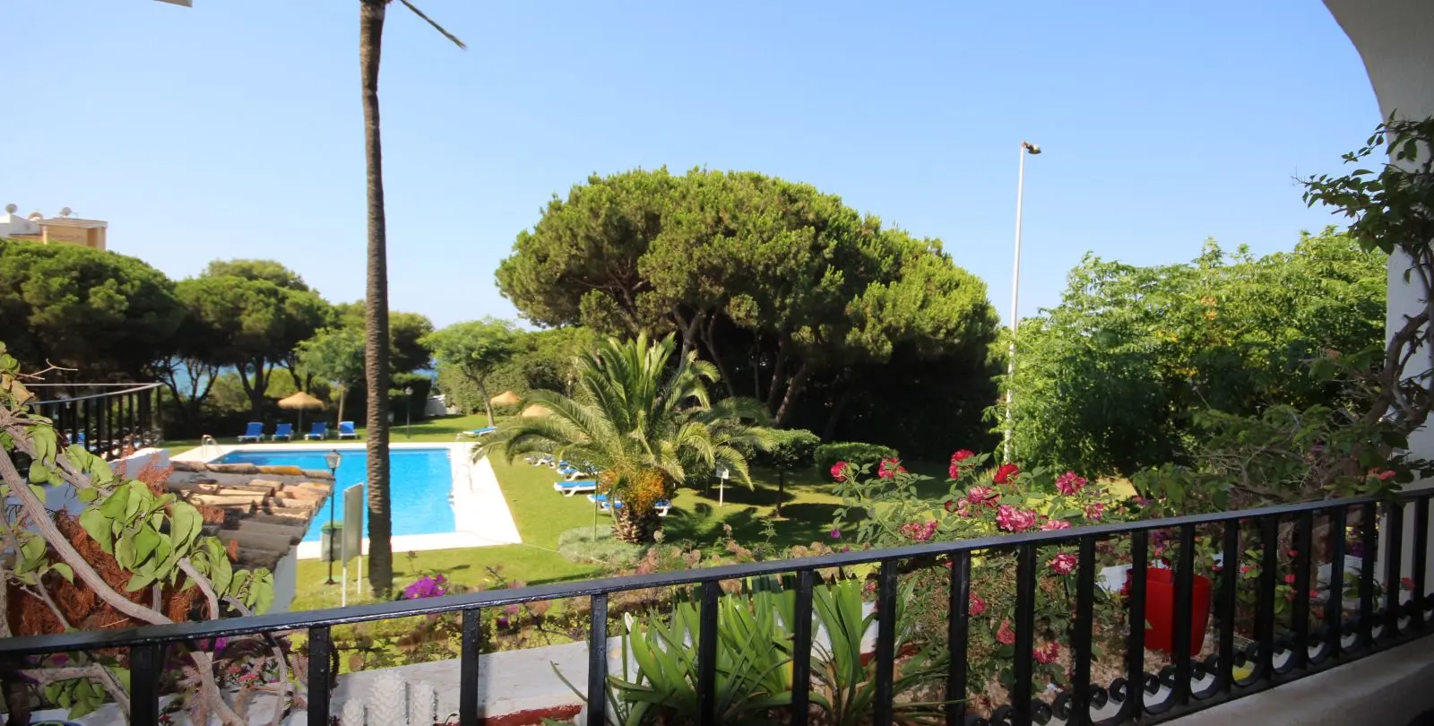 Sale of middle floor apartment in Puerto de Cabopino 22