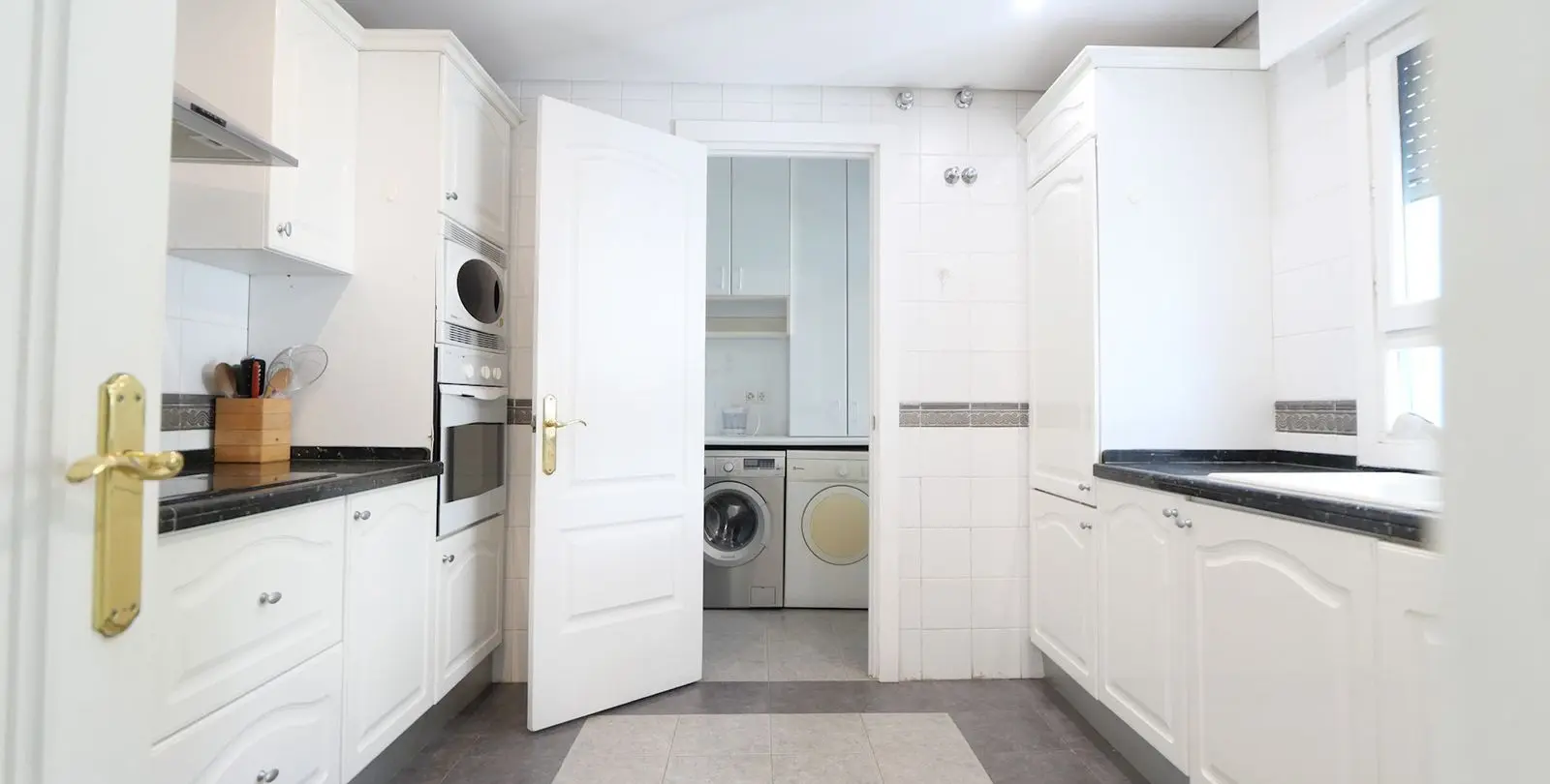 Sale of middle floor apartment in Puerto de Cabopino 31