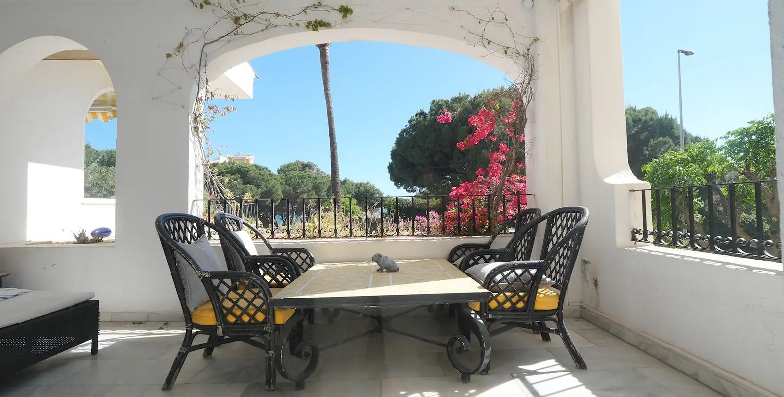Sale of middle floor apartment in Puerto de Cabopino 34