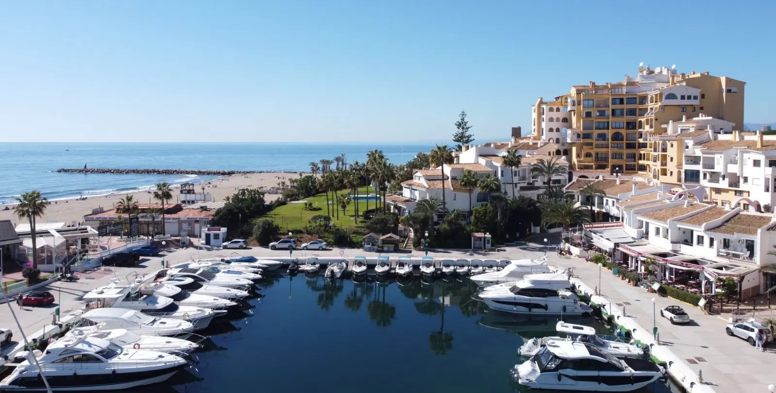 Sale of middle floor apartment in Puerto de Cabopino 35