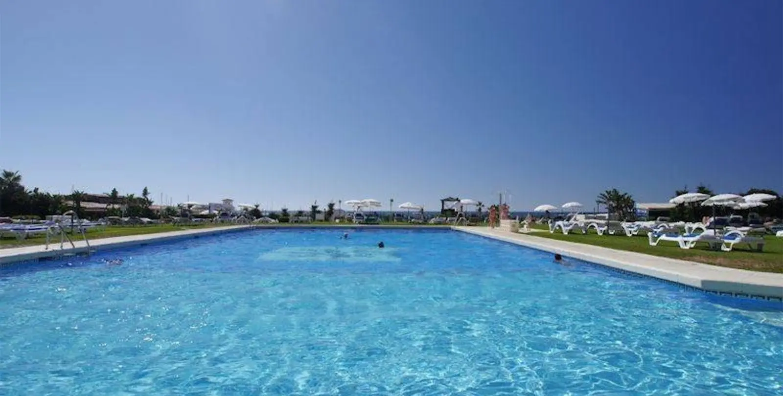 Sale of middle floor apartment in Puerto de Cabopino 36