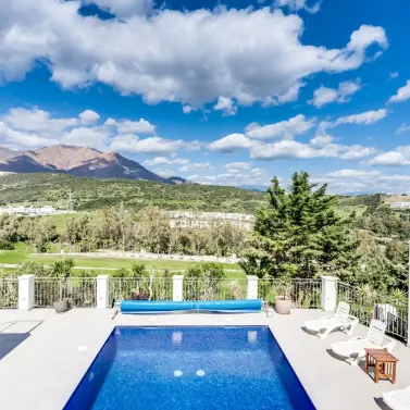 Sale of detached villa in Estepona