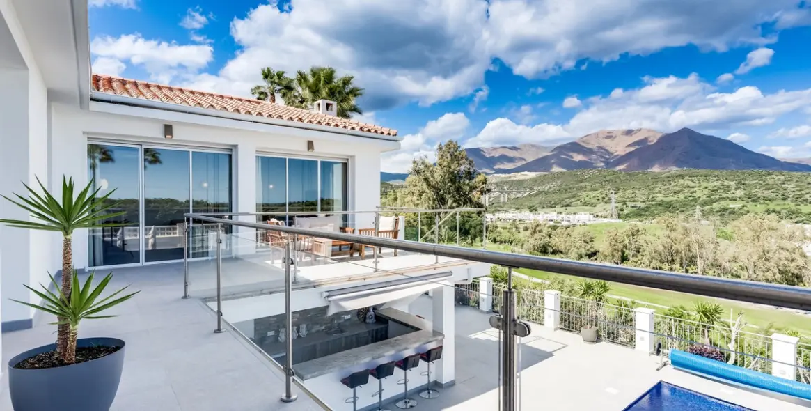 Sale of detached villa in Estepona 3