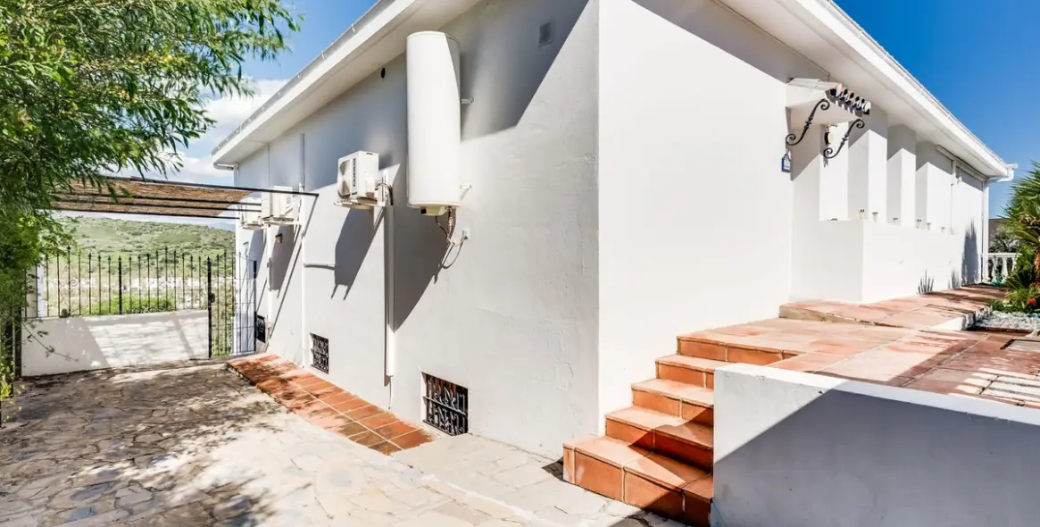 Sale of detached villa in Estepona 24