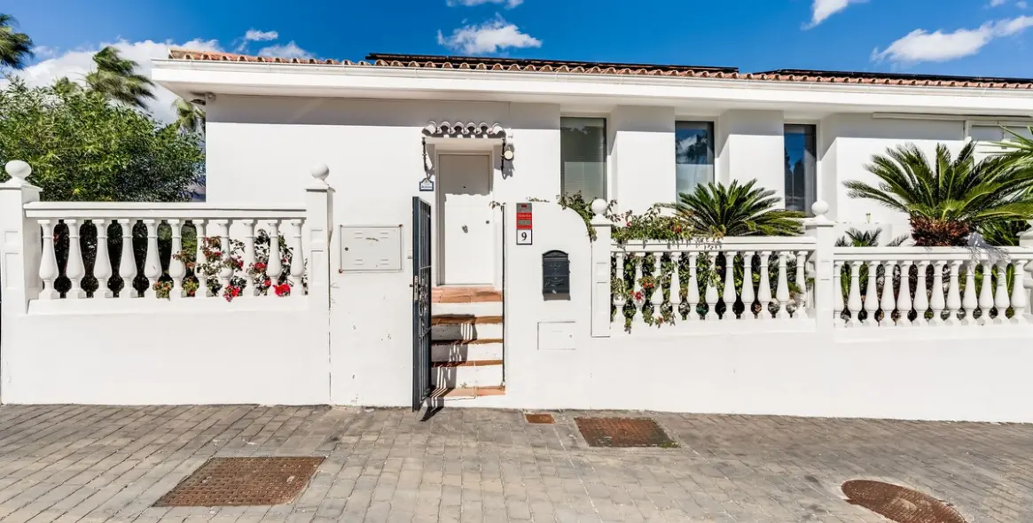 Sale of detached villa in Estepona 25
