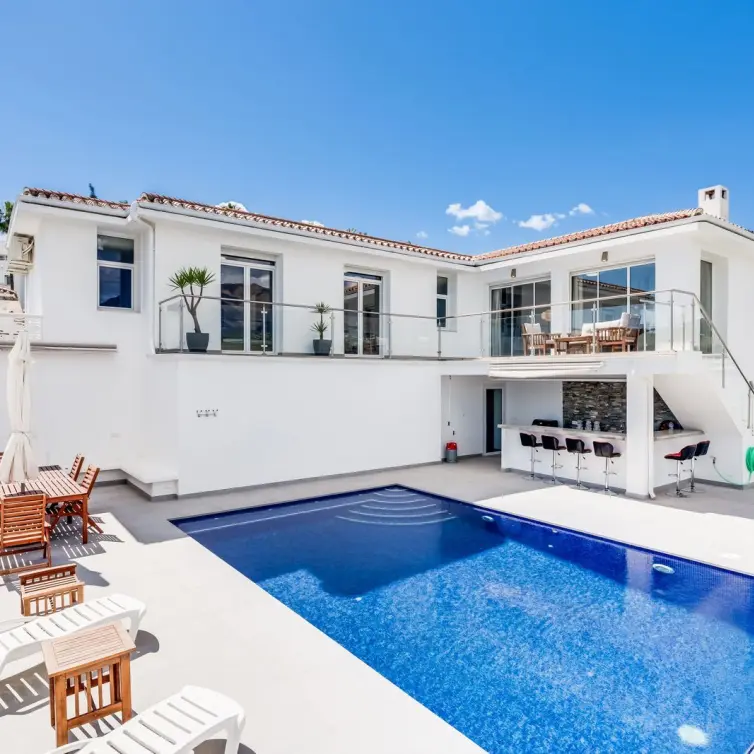 Sale of detached villa in Estepona