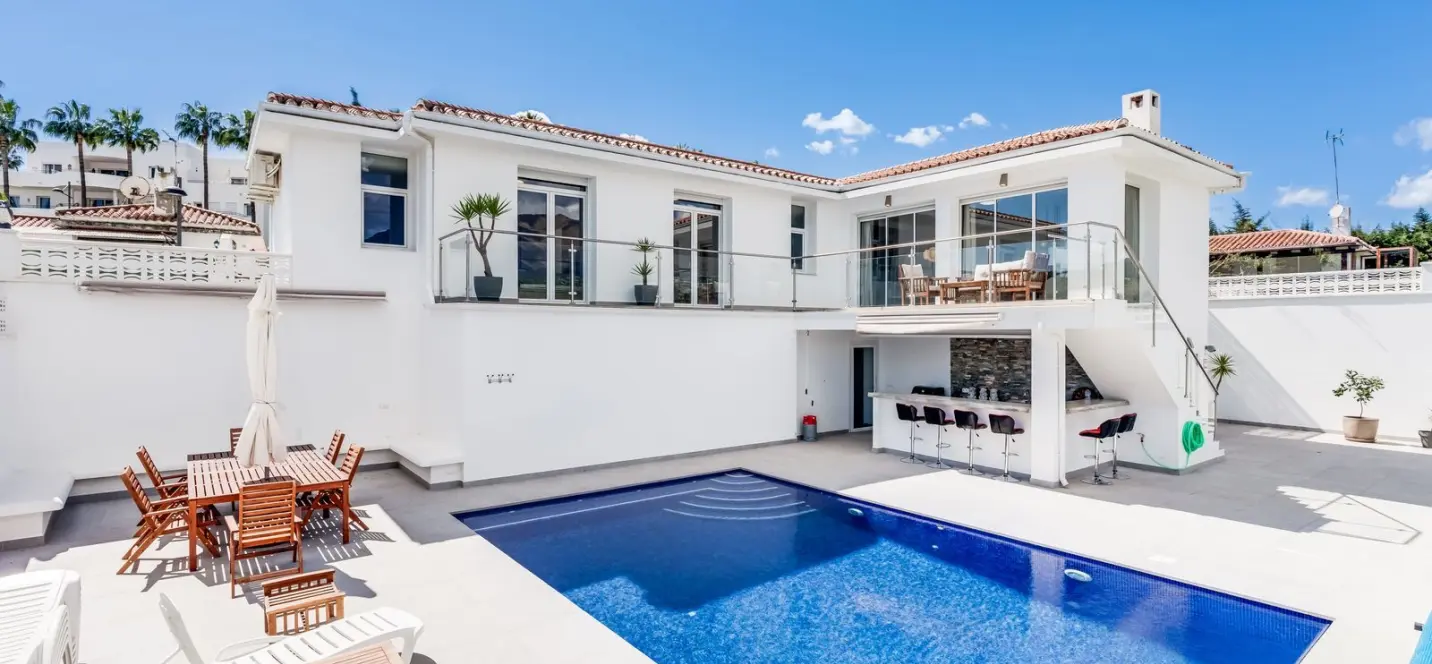 Sale of detached villa in Estepona 0