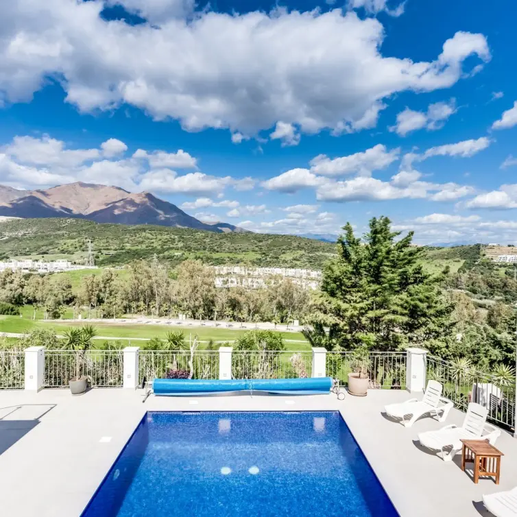 Sale of detached villa in Estepona