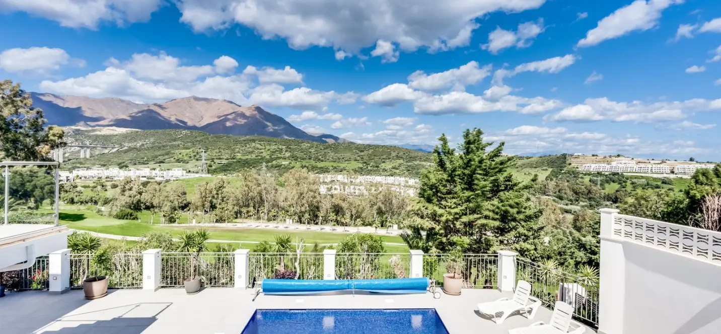 Sale of detached villa in Estepona 1