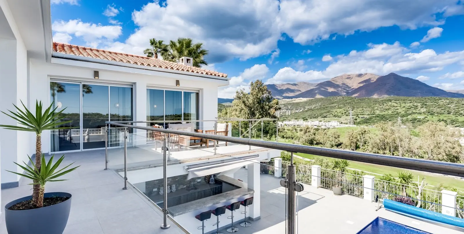 Продажа  отдельно стоящей виллы в Estepona 3