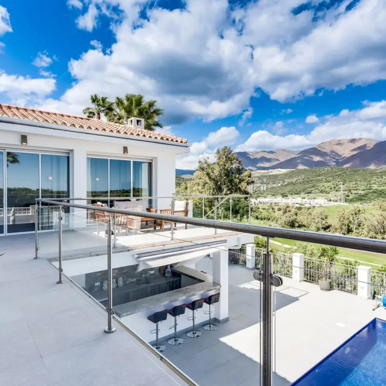 Sale of detached villa in Estepona