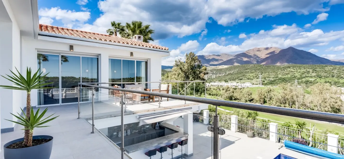 Sale of detached villa in Estepona 2
