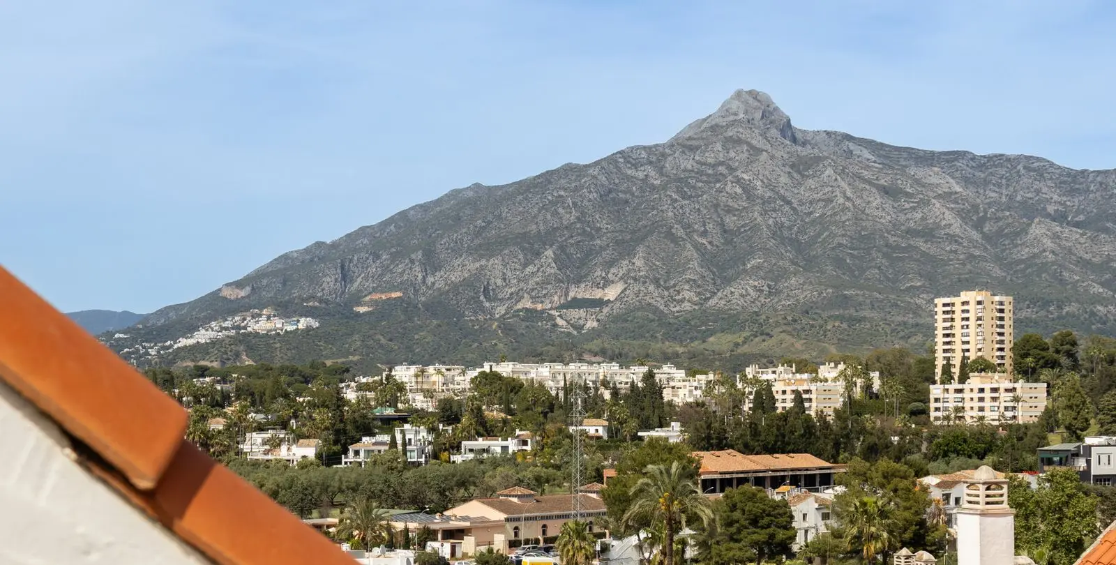 Venta de ático dúplex en Nueva Andalucía 25