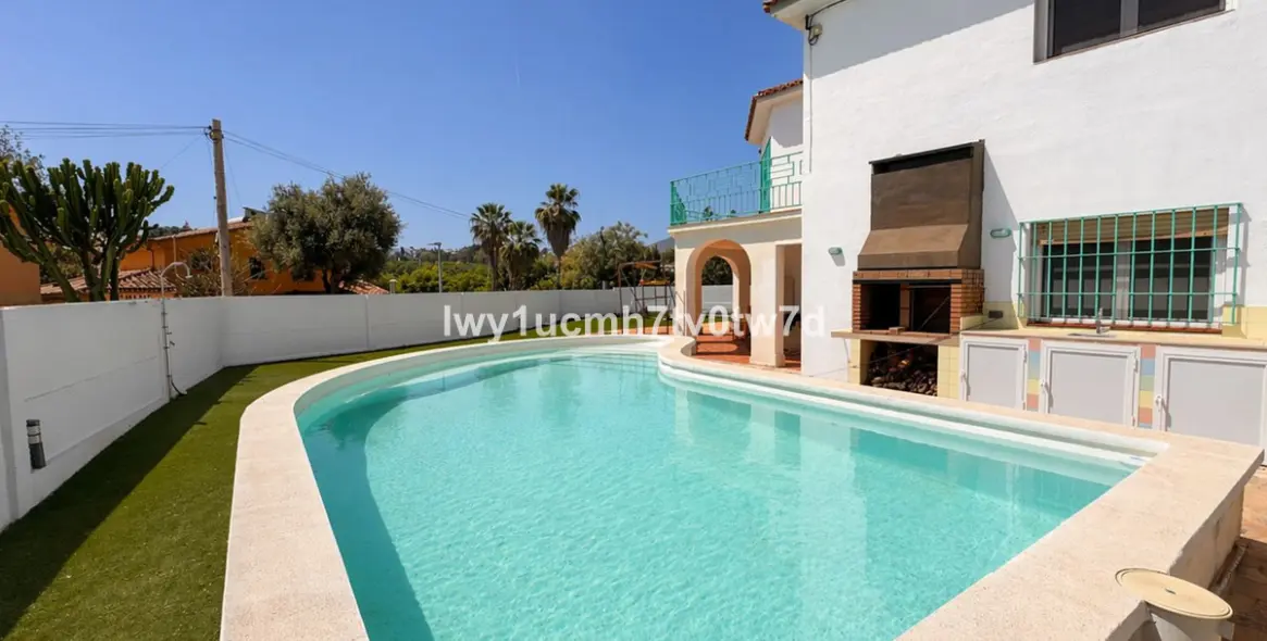 Sale of detached villa in Churriana 1