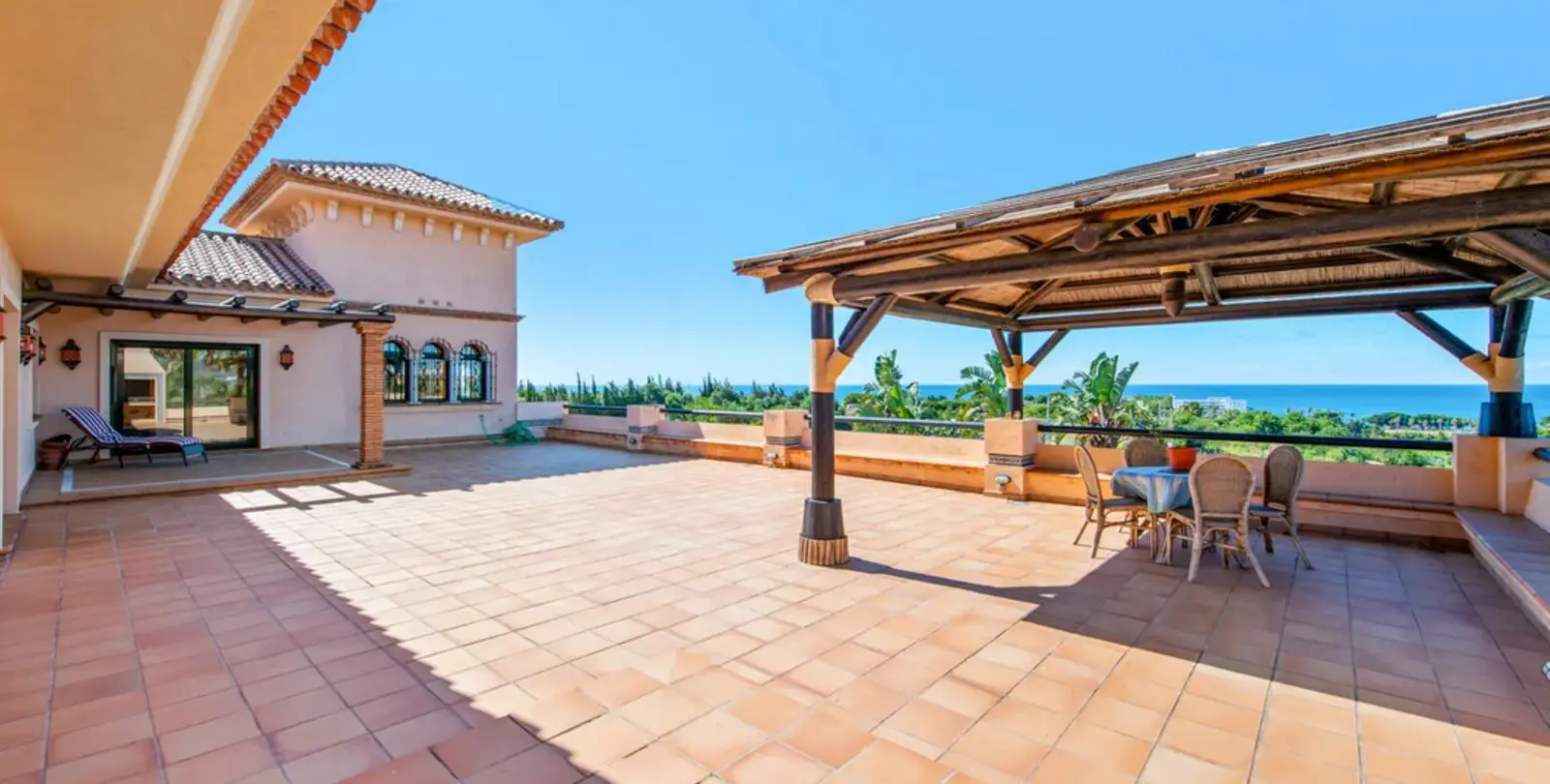 Sale of detached villa in Estepona 1