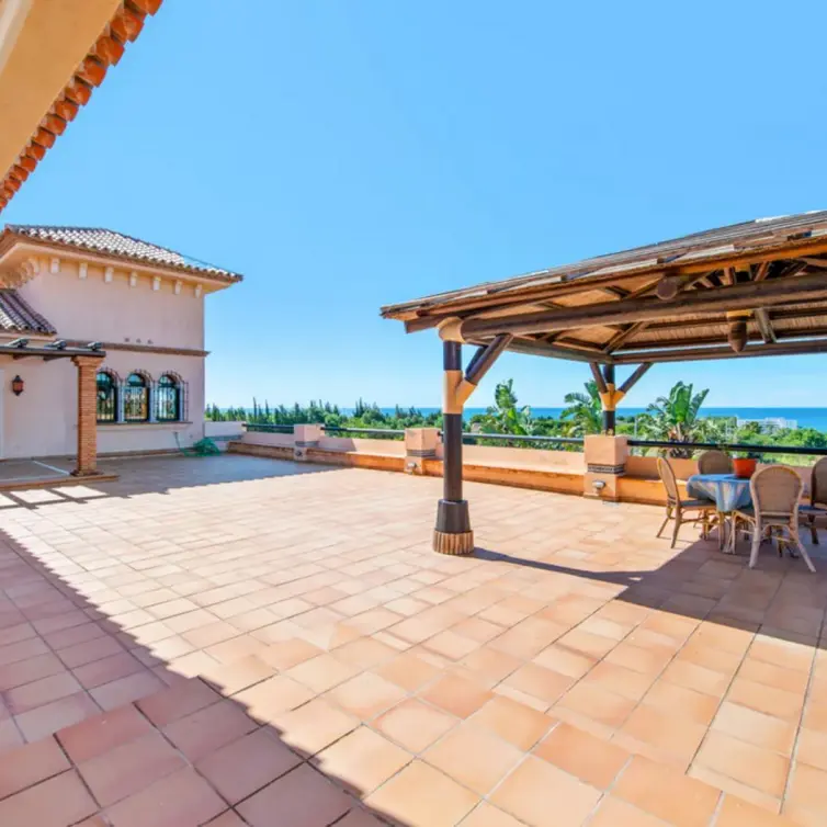 Sale of detached villa in Estepona