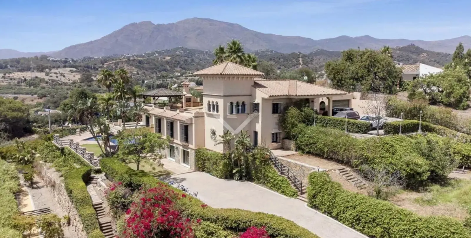 Sale of detached villa in Estepona 2
