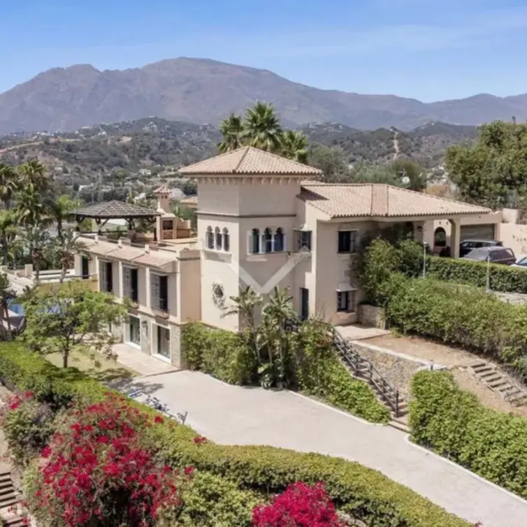 Sale of detached villa in Estepona