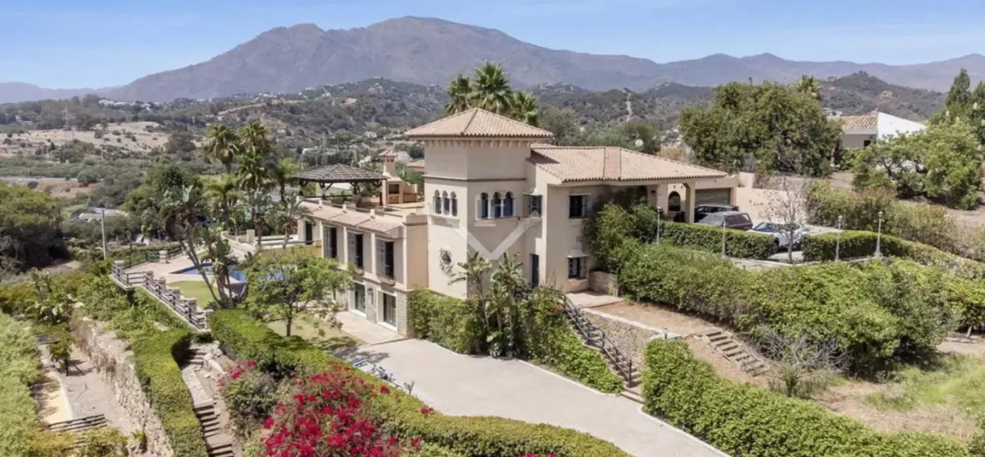 Sale of detached villa in Estepona 1