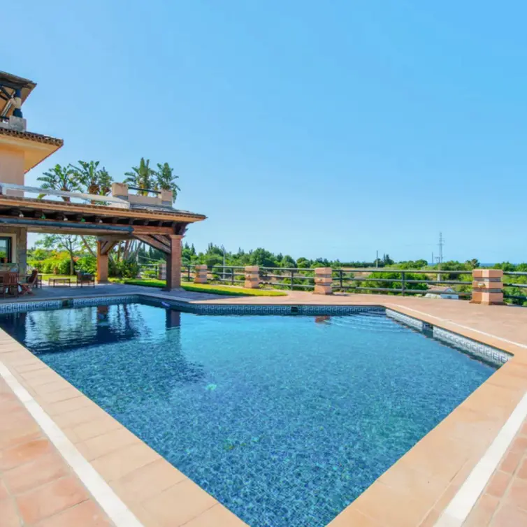 Sale of detached villa in Estepona