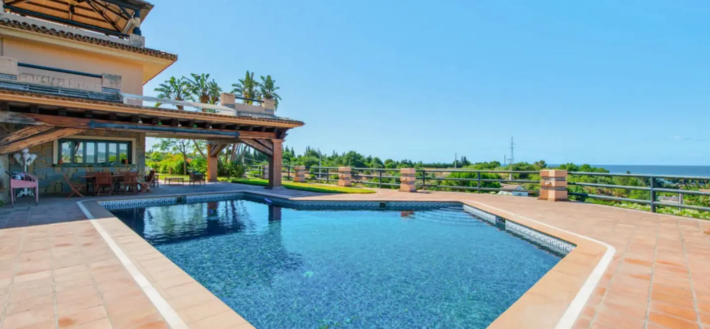 Sale of detached villa in Estepona 2