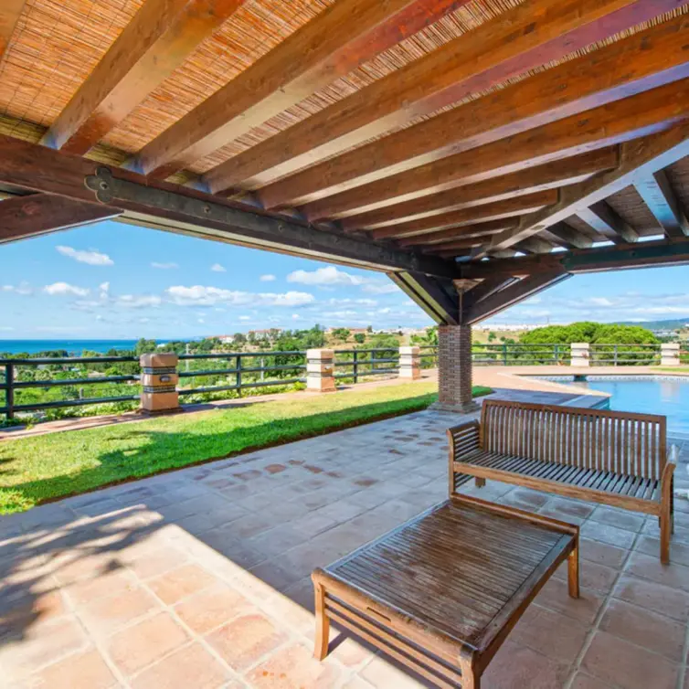 Sale of detached villa in Estepona