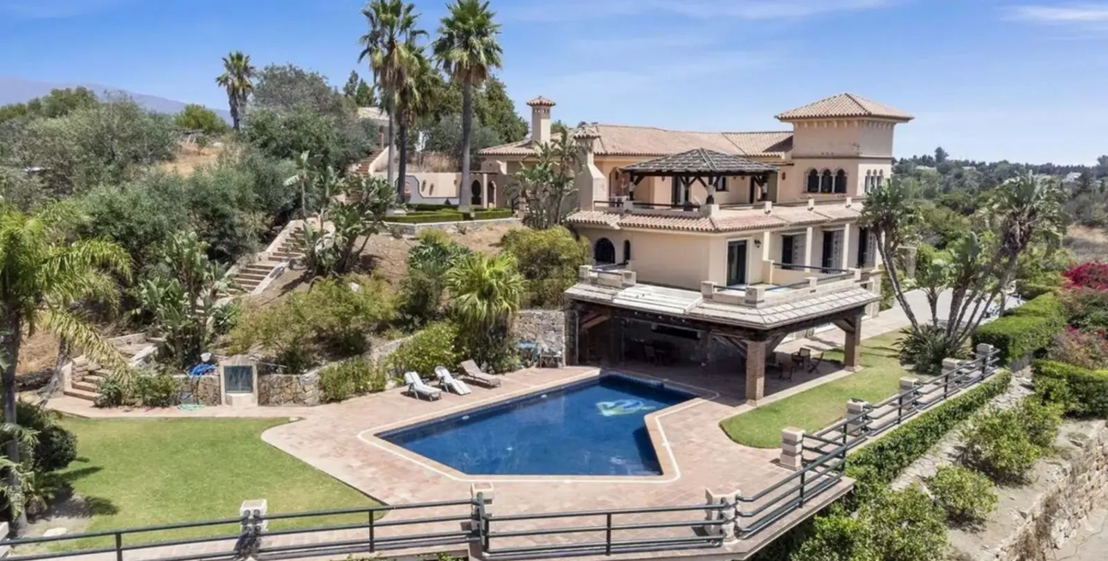 Sale of detached villa in Estepona 5