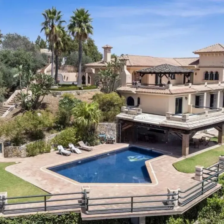 Sale of detached villa in Estepona