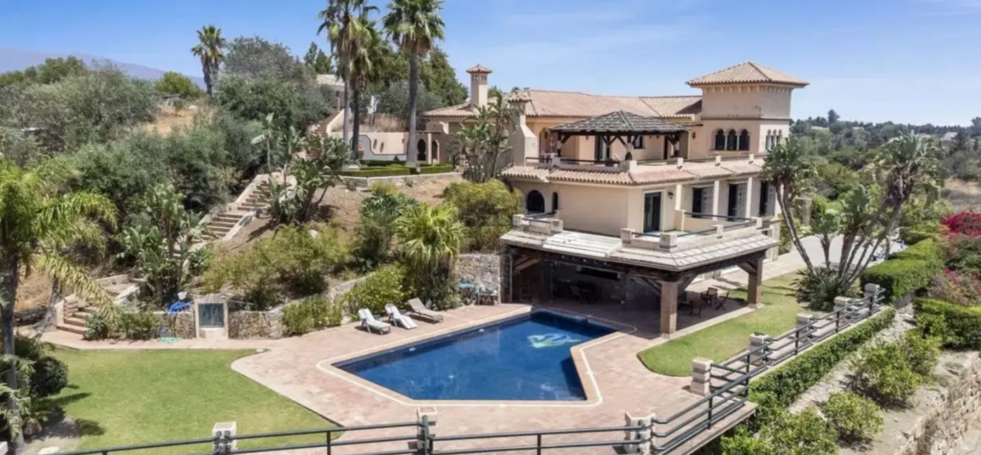 Sale of detached villa in Estepona 4